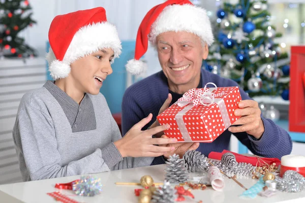 Farfar och barnbarn firar jul — Stockfoto