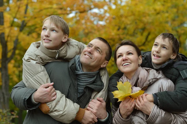 Büyük mutlu bir aile — Stok fotoğraf