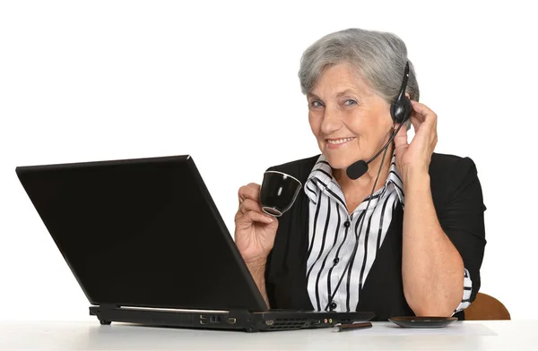 Volwassen vrouw met behulp van laptop — Stockfoto