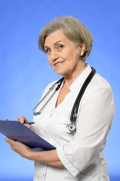 Зрелая женщина-врач — стоковое фото
