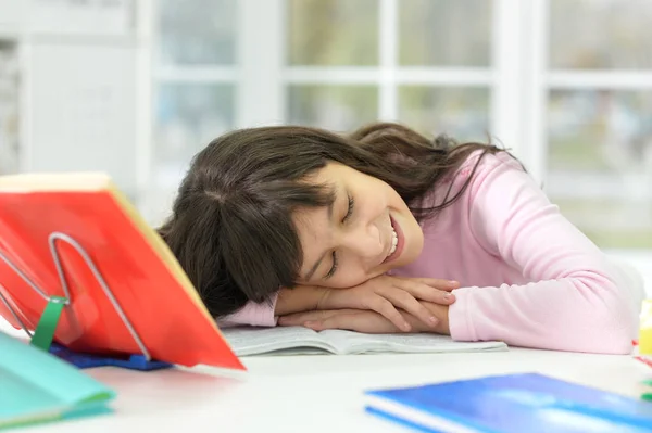 Meisje in slaap vallen op de tabel — Stockfoto