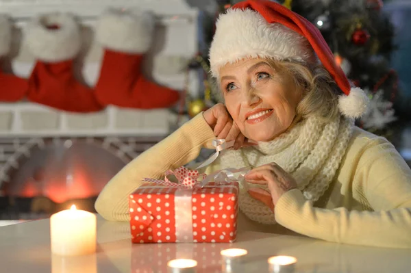 Äldre kvinna med julklapp — Stockfoto