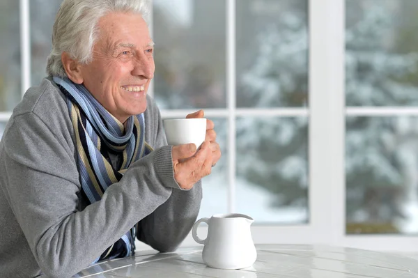 Älterer Mann trinkt Kaffee — Stockfoto