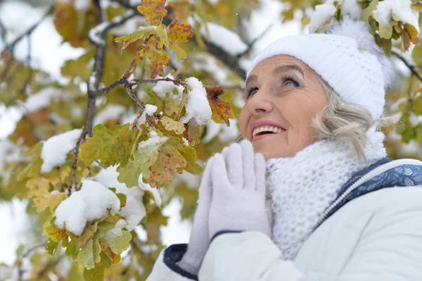 Reife Frau in Winterkleidung — Stockfoto