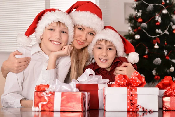 Mère avec des fils portant des chapeaux de Père Noël — Photo