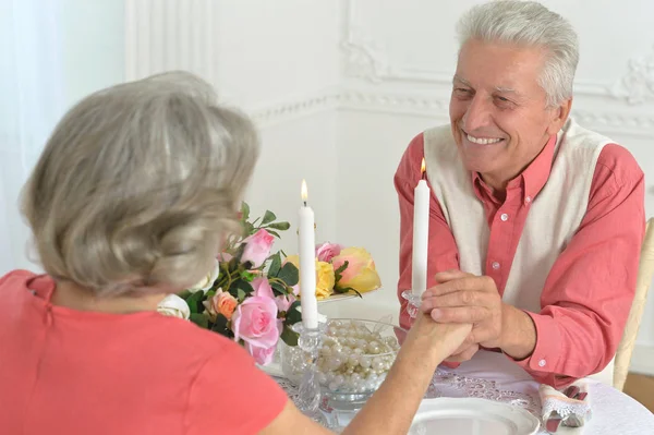 Gelukkig volwassen stel — Stockfoto