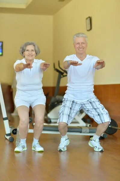 Couple d'âge mûr au gymnase — Photo