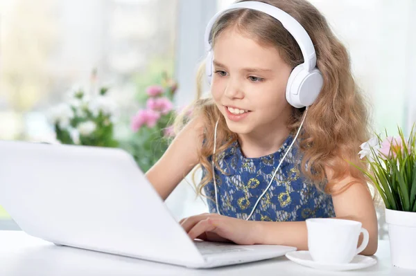 Menina bonito ouvir música — Fotografia de Stock