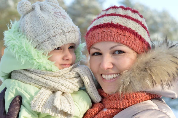 Mère avec fille posant à l'extérieur — Photo