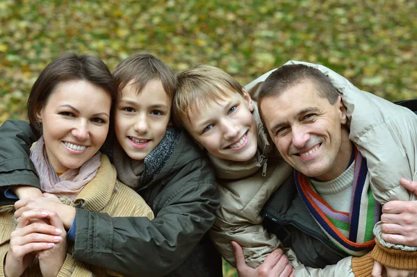 Grote en gelukkige familie — Stockfoto
