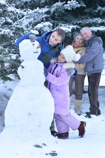 Bruder und Schwester basteln einen Schneemann — Stockfoto