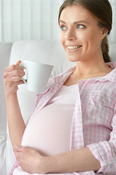 Mujer embarazada joven — Foto de Stock