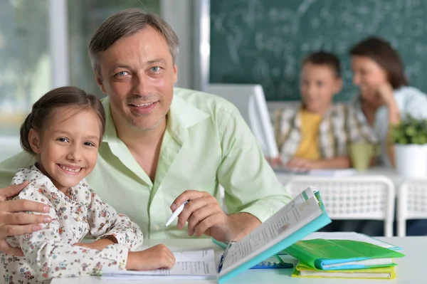 Vader met zijn dochter — Stockfoto