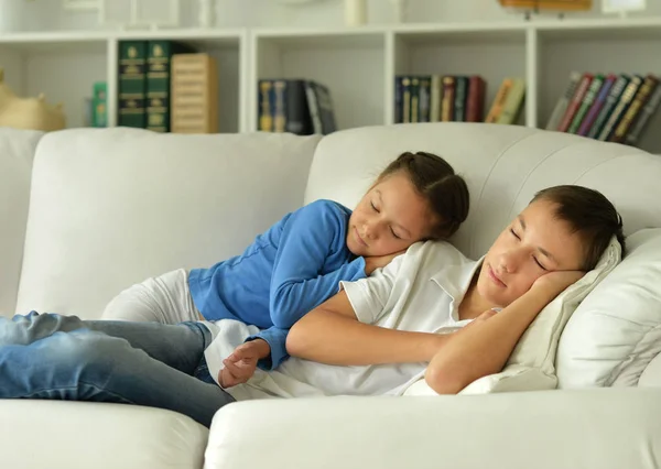 Madre e hija durmiendo — Foto de Stock