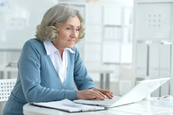 Retrato de dama de negocios — Foto de Stock