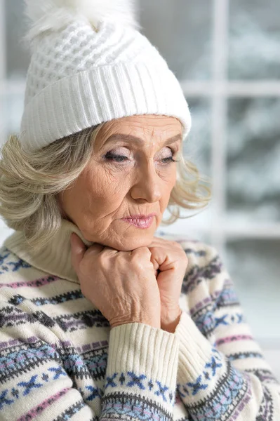 Frau in Pullover und weißem Hut — Stockfoto