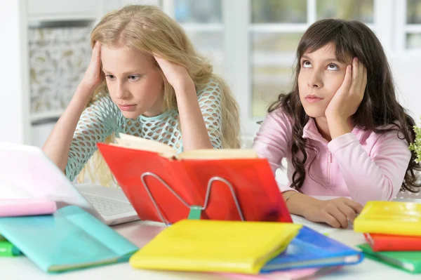 Meninas fazendo aulas — Fotografia de Stock