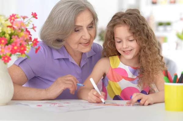 Mormor hjälper dotterdottern göra läxor — Stockfoto