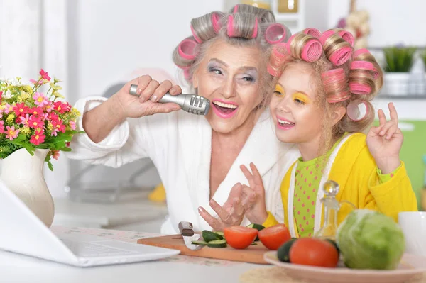 Nonna con nipote a casa — Foto Stock