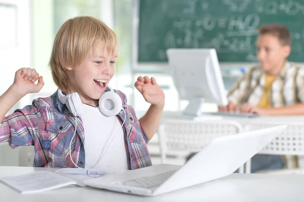 Lächelnder kleiner Junge — Stockfoto