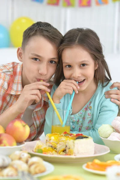 Hermano y hermana pequeña — Foto de Stock