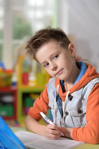 Pequeño niño haciendo lecciones — Foto de Stock