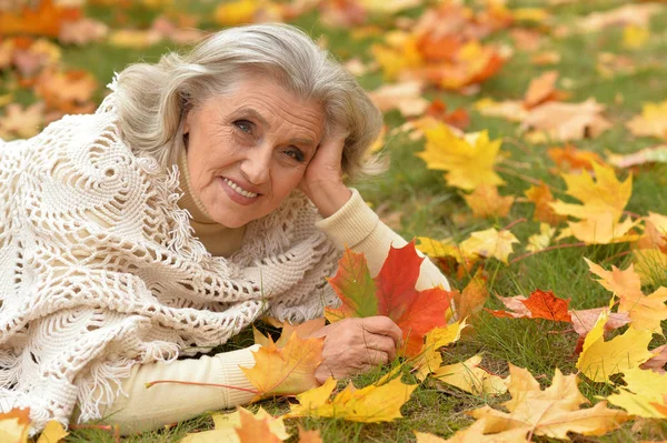 Mooie senior vrouw — Stockfoto