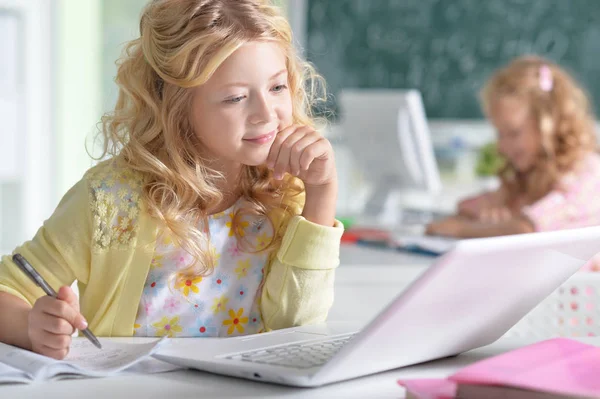 Schattig klein meisje — Stockfoto