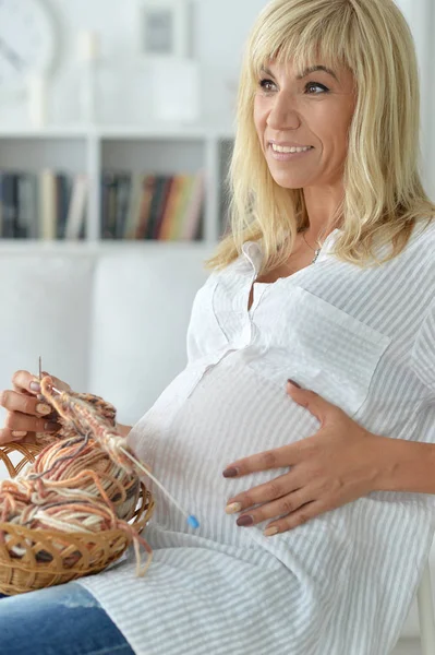 Krásná těhotná žena — Stock fotografie