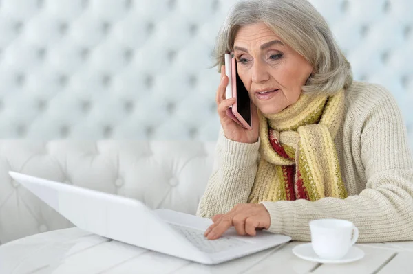 Senior woman using laptop — Stock Photo, Image