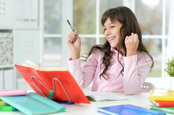 Niña haciendo lecciones — Foto de Stock