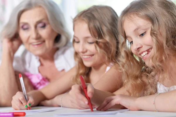 Oma met haar kleindochters — Stockfoto