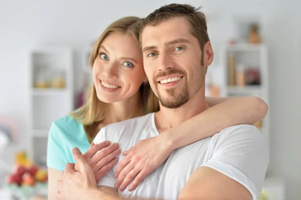 Gelukkige lachende paar — Stockfoto