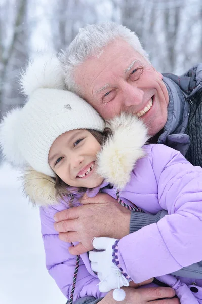 Szczęśliwy dziadek i wnuczka — Zdjęcie stockowe