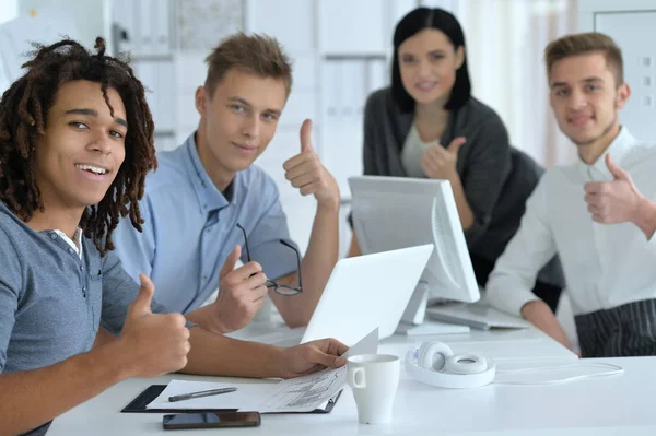 Colegas jóvenes en la oficina — Foto de Stock