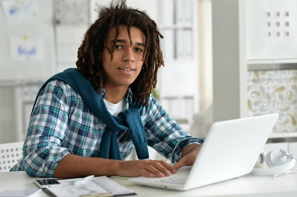 Joven afro hombre trabajando en la oficina —  Fotos de Stock
