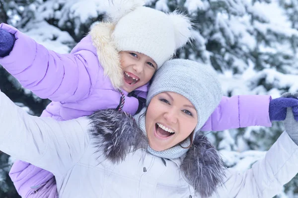 Lycklig mor och dotter — Stockfoto