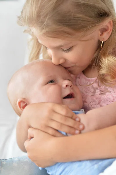 Girl with her newborn sister — Stock Photo, Image