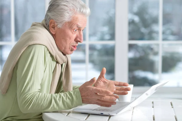 Idősebb férfi laptopot használ — Stock Fotó