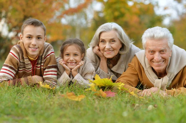 Enkelkinder mit ihren Großeltern — Stockfoto