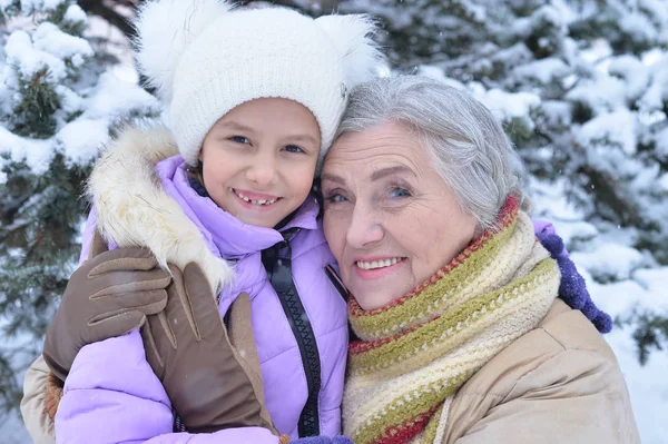 Abuela con nieta sonriendo — Foto de Stock