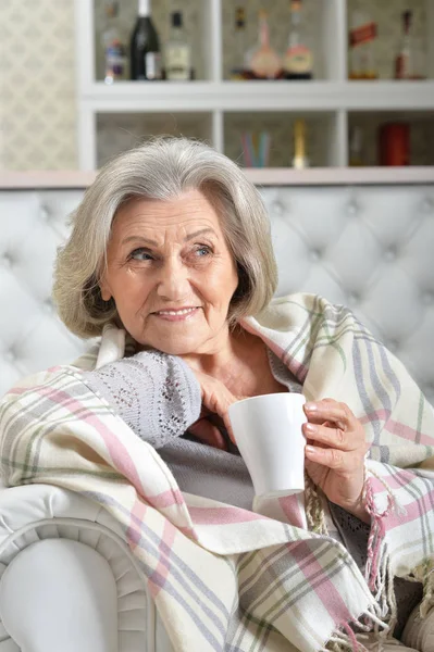 リラックスした年配の女性 — ストック写真
