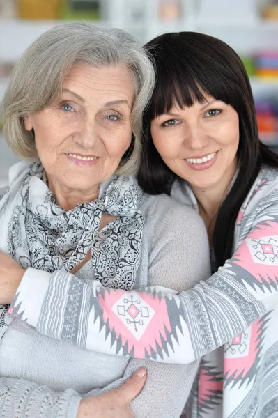 Portrait of mother and daughter — Stock Photo, Image