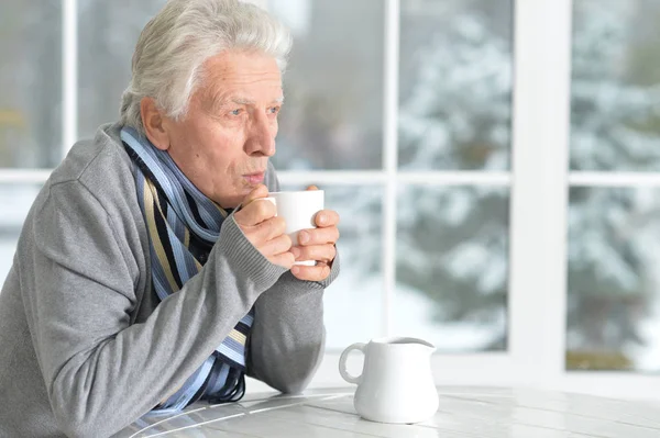 Gübre adam çay içme — Stok fotoğraf