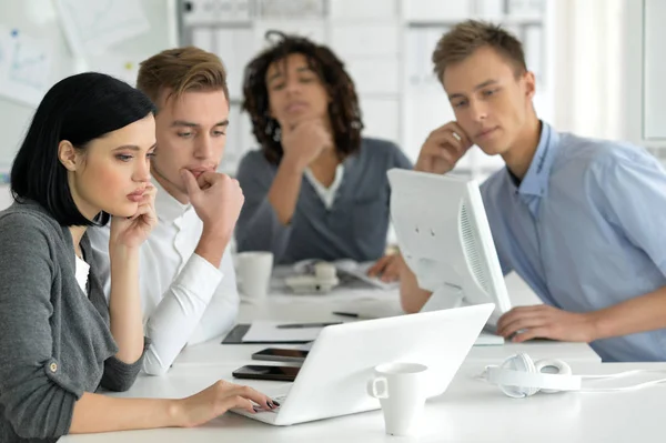 Junge Leute Kollegen im Büro — Stockfoto