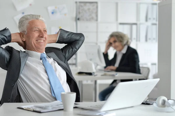 Couple mature travaillant au bureau — Photo