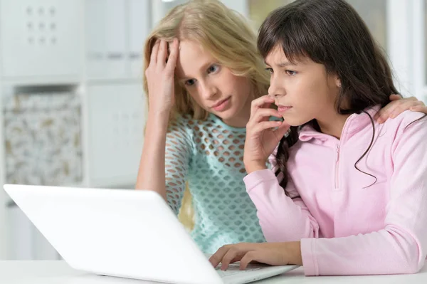 Chicas haciendo lecciones — Foto de Stock