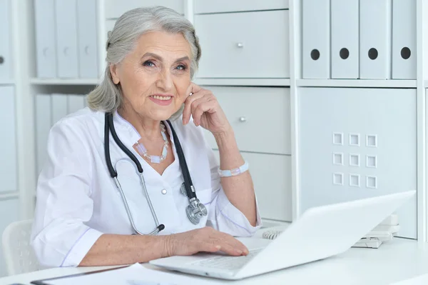 Médica sénior — Fotografia de Stock