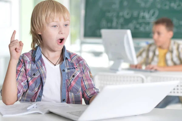 Lachende kleine jongen — Stockfoto