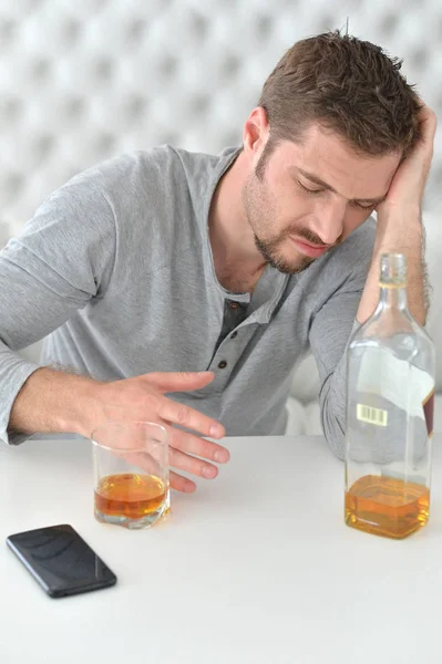 Young man drinking alcohol — Stock Photo, Image